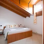 Lägenhet Zwei-zimmer-wohnung Mit Parkplatz In Der Naehe Des Strandes By Interhome Domaso